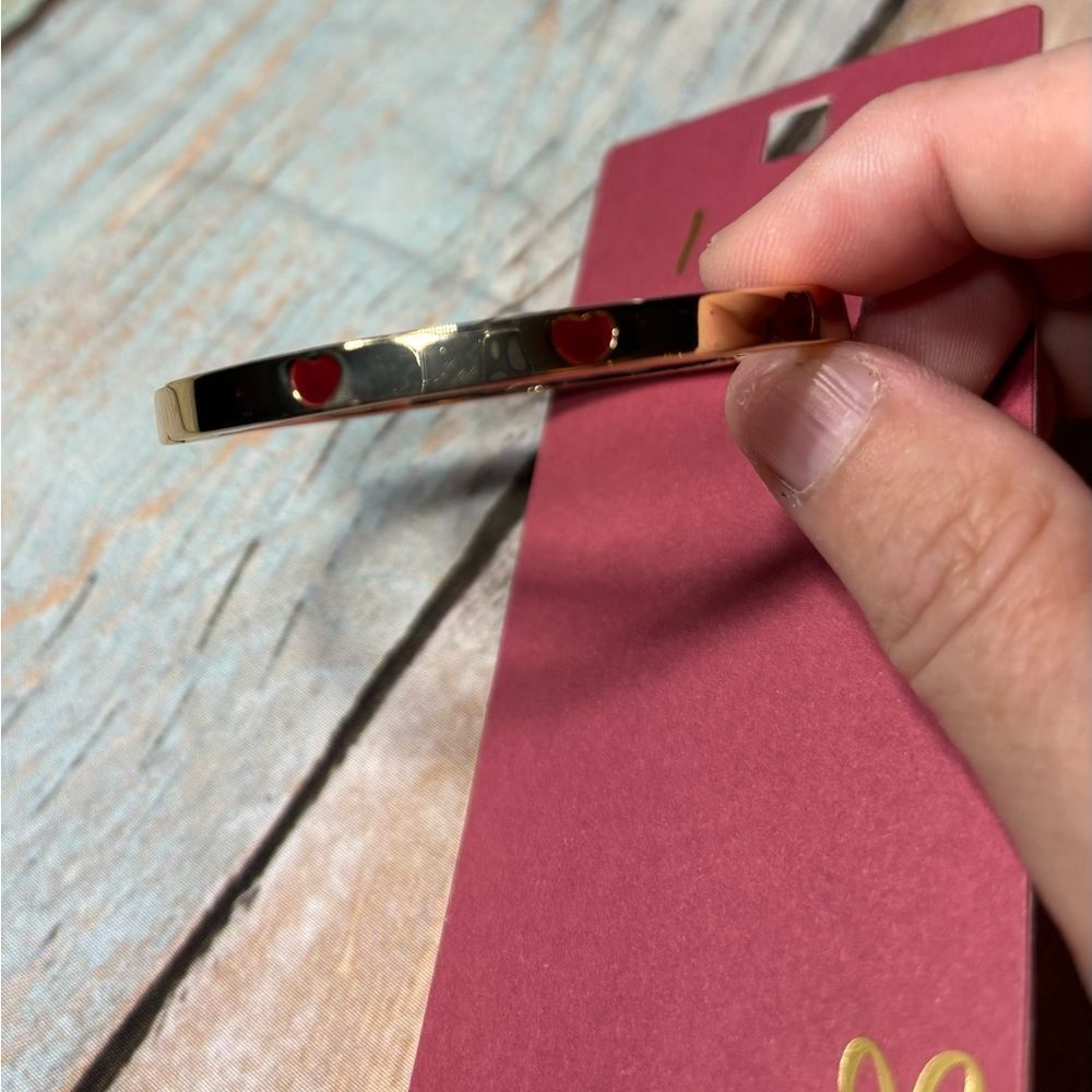 New I Am Gold Tone Hinged Bangle Bracelet - Gold Red Heart Design